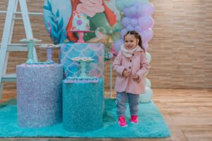 nadia en la mesa principal cumpleanos infantil 1