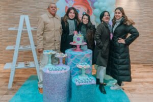 nadia en la mesa principal cumpleanos infantil 4