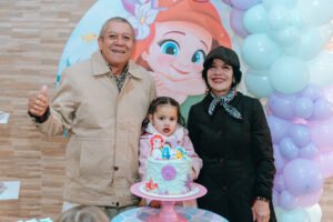 nadia en la mesa principal cumpleanos infantil 8