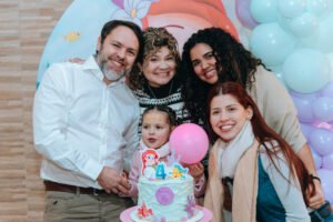 nadia en la mesa principal cumpleanos infantil 9