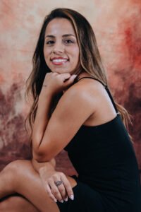 noelia en fondo texturado naranja 1