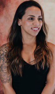 noelia en fondo texturado naranja 2