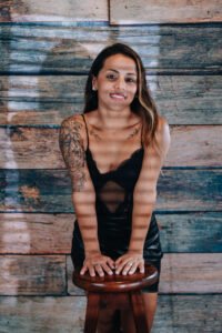 noelia frente a pared de madera