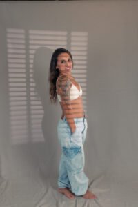 noelia retrato en gris 1