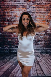 noelia retrato en pared de ladrillos 2