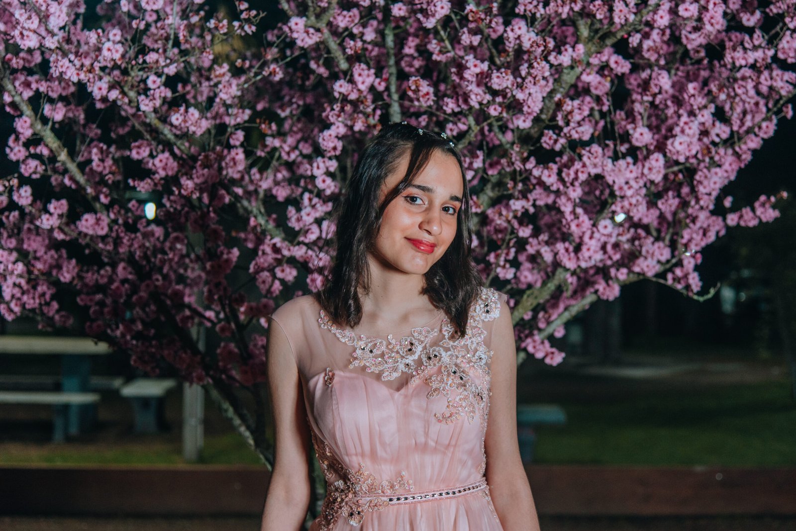 Quinceañera entrando a su fiesta rodeada de familiares – Fotografía profesional en Montevideo
