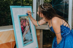 quince mariana retrato sfirmando mural de firmas quince 1