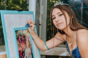 quince mariana retrato sfirmando mural de firmas quince 2